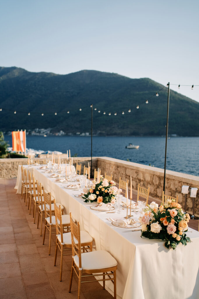 Stimmungsvolle Hochzeitsdekoration bei einer Destination Wedding in Montenegro