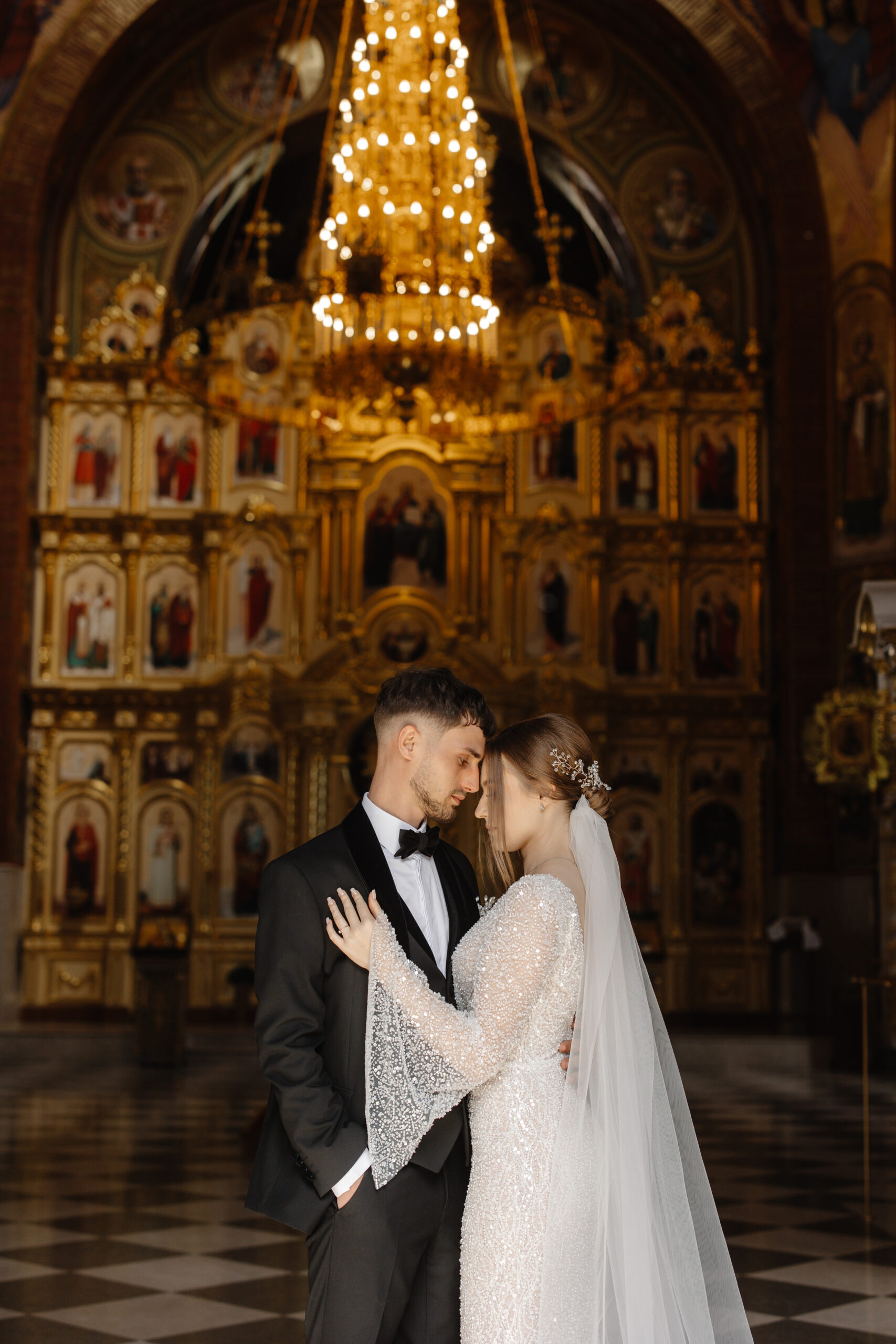 Brautpaar im Ausland beim Shooting mit professioneller Hochzeitsplanerin